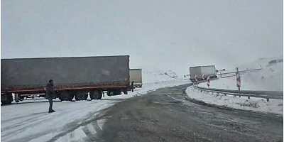 Erzurum-Çat kara yolunda tırlar mahsur kaldı