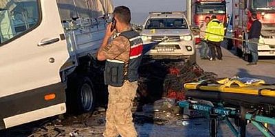 Erzurum'da feci kaza: Kamyonete çarpan otomobilde 3 kişi hayatını kaybetti