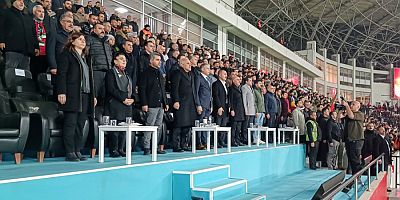 Eşbaşkan Bucak, Amedspor–Iğdırspor maçını Leyla Zana ile birlikte izledi