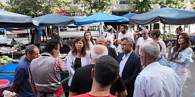 Eşbaşkanlar Bağlar’daki semt pazarında esnaf ve vatandaşlarla buluştu