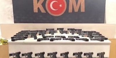 Eskişehir’de arızalı süsü verilen araçtan 480 tabanca ve binlerce silah parçası çıktı