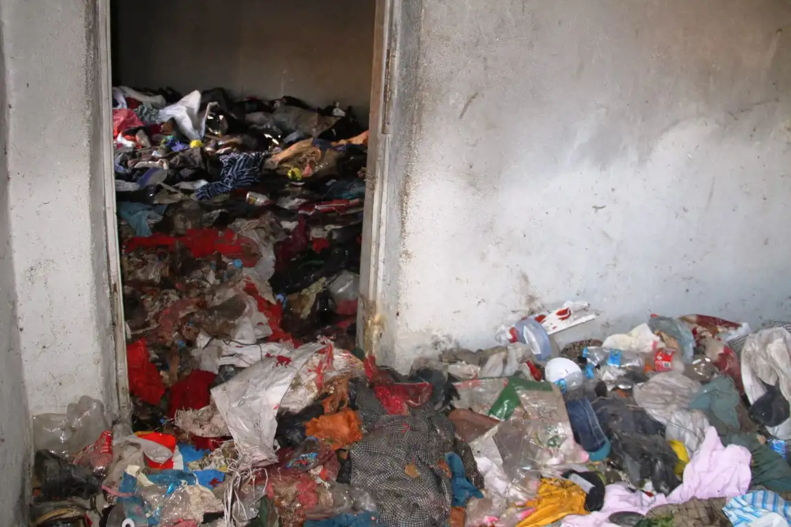 Eskişehir'de bir evden 50 tona yakın çöp çıktı