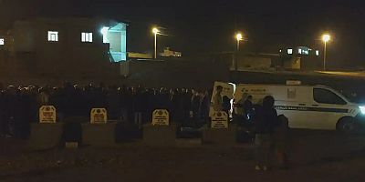 Evde ölü bulunan ailenin babası defnedildi, anne ve çocuk memleketine gönderildi