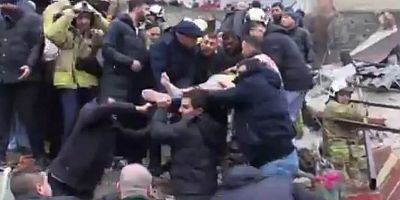 Fatih’te 2 bina çöktü: Enkaz altından kurtarılan bir kişi hayatını kaybetti