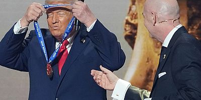 FIFA'nın tartışmalı ödülü Trump'ın içindeki çocuğu sevindirdi