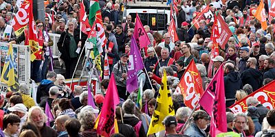 Fransa'da bütçe isyanı büyüyor: Öğretmenler sokağa döküldü
