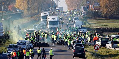 Fransa’da kamyon şoförlerinden akaryakıt zammına protesto