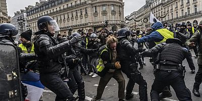 Fransa'da sular durulmuyor: Polis şiddetine karşı protesto düzenlendi