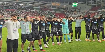 Futbolcular Galibiyeti Halay çekerek  kutladılar 