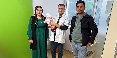 GASTROŞİZİSLİ BEBEK DİYARBAKIR’DA SAĞLIĞINA KAVUŞTU