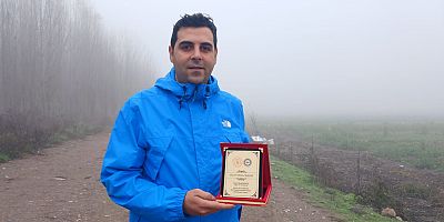 Gazeteci Burak Emek’e “Yılın Yazılı Basını” plaketi