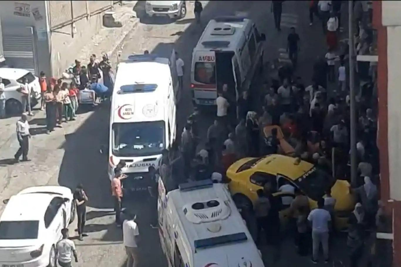 Gaziantep'te ticari taksi yayalara çarptı: 3'ü ağır 5 yaralı