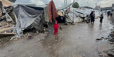 Gazze'de çadır kampları sular altında kaldı