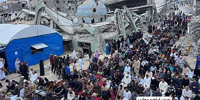 Gazze'de enkazların arasında kurbanlıksız bayram namazı