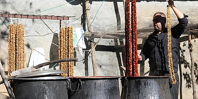 Geleneksel cevizli sucuk üretimi sürüyor