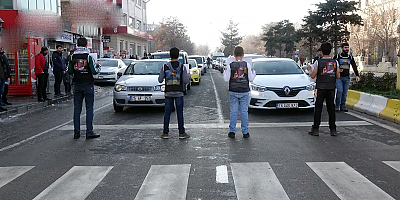 Gençler trafik ışıklarında Filistin için ellerindeki dövizlerle eylem yaptı