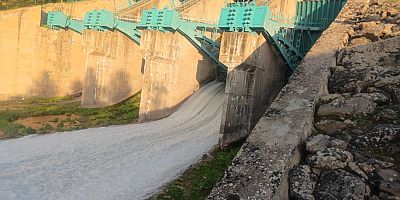 Göksu Barajı'nda kontrollü su tahliyesi başlatıldı