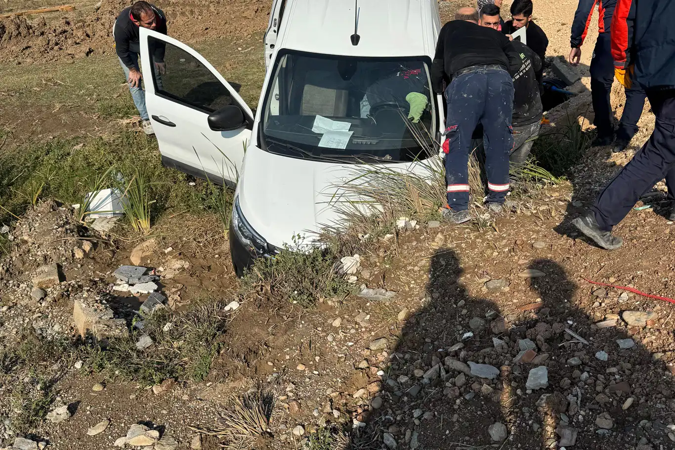 Hafif ticari araç kanala düştü: Sürücü yaralı kurtarıldı