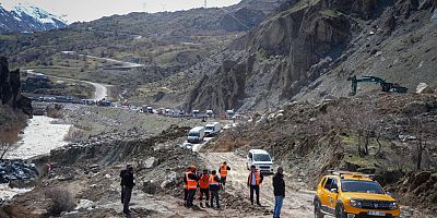 Hakkari-Van kara yolundaki heyelan bölgesinde çalışmalar sürüyor