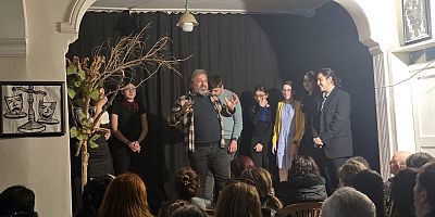 Hatay’da Tiyatro Sahnesi Umudu Büyütüyor: “Nazım” Oyunu Kapalı Gişe Sahnelendi