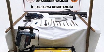 Hazro'da Kaçak Kazıya Suçüstü: 5 Şüpheli Yakalandı