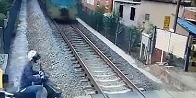 Hemzemin geçitten geçmek isteyen scooter sürücüsüne yolcu treni çarptı