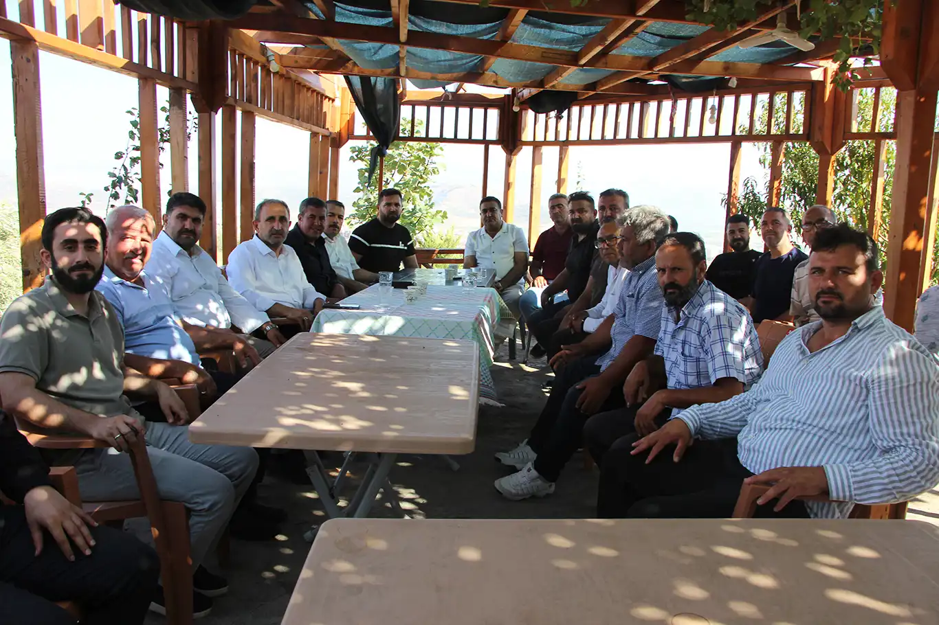 HÜDA PAR Başkan Vekili Şahzade Demir Nurdağı'nda depremzedelerle bir araya geldi