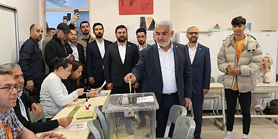 HÜDA PAR Genel Başkanı Yapıcıoğlu, İstanbul'da oyunu kullandı