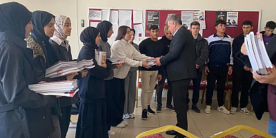 HÜDA PAR'lı Belediye Başkanı Özhan, üniversite adaylarına ücretsiz kaynak kitap dağıttı