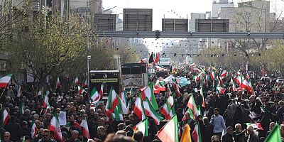 İran'da Dena müretteabatı ile Laricani için cenaze töreni düzenleniyor