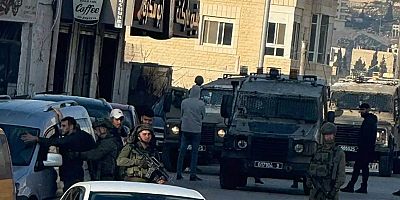 İşgalciler, Batı Şeria’da serbest bırakılan esirlerin evlerine baskın düzenledi