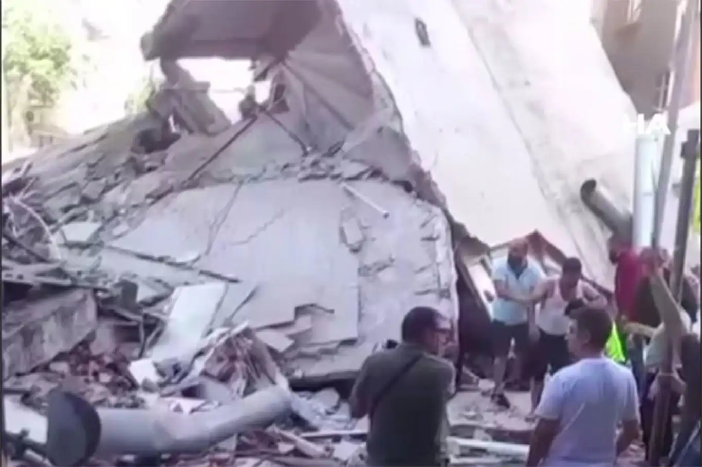 İstanbul'da bir bina çöktü: Enkaz altında kalanlar var