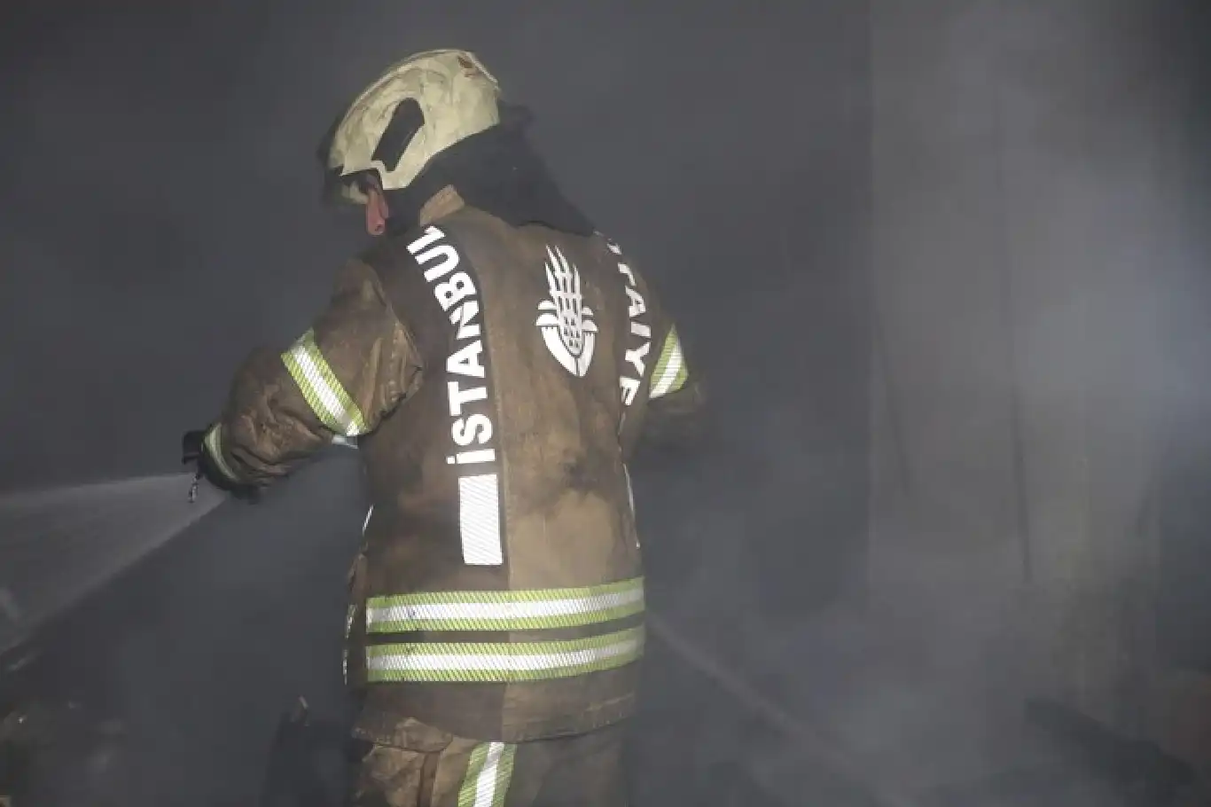 İstanbul’da bodrum katında çıkan yangında 4 kişi mahsur kaldı