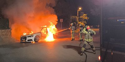 İstanbul'da seyir halindeki otomobilde yangın çıktı