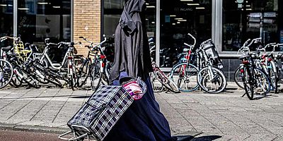 İtalya'da İslam düşmanlığı: Peçe ve burkaya yasak geliyor