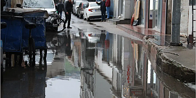 İzmir'de esnaf yağmur çilesine tepki gösteriyor