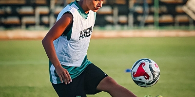 Kadın Futbol Takımını Yardımcı Antrenörlerle  Yeni sezona  Hazırlanıyor