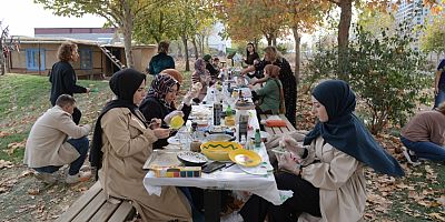 Kadınlar atölyede atıkları dönüştürüyor