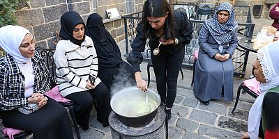 Kadınlar doğal şifa karışımlarını öğreniyor