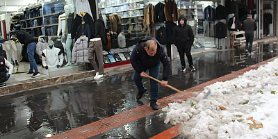 Kar yağışı esnafı olumsuz etkiledi