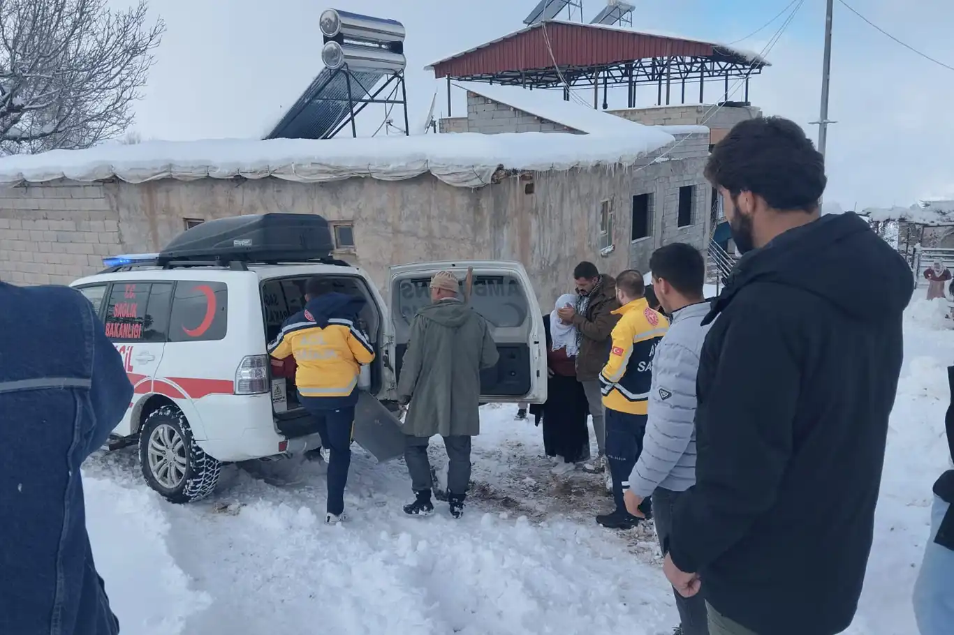 Karla kapalı köy yolunda zamanla yarış: Rahatsızlanan kadın hastaneye ulaştırıldı