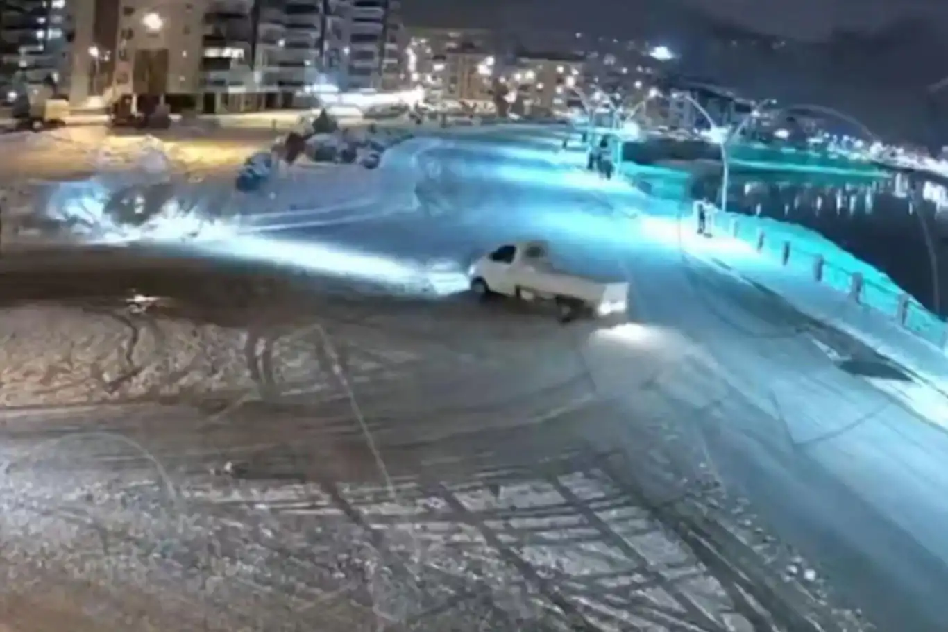 Karlı yolda kamyonetle drift atan sürücüye ceza yağdı