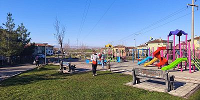 Kayapınar Belediyesi  Parktaki  Çimlerine  Gübre çalışması başlattı