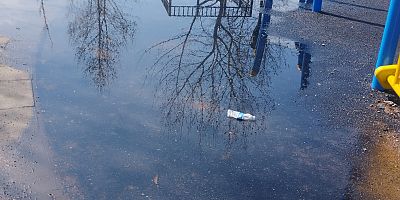 Kayapınar’da Çocuk Parkı Tadilat Yapıldı, Park Gölete Döndü