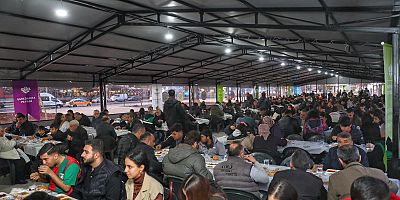 Kayapınar’da yüzlerce kişi aynı sofrada orucunu açtı