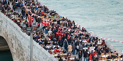 KIZILAY ADANA’DA YENİ AŞEVİ AÇTI,   TARİHİ TAŞKÖPRÜ’DE İFTAR SOFRASI KURDU