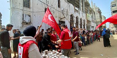 KIZILAY'DAN GAZZELİ ÇOCUKLARA BAYRAMLIK SEVİNCİ