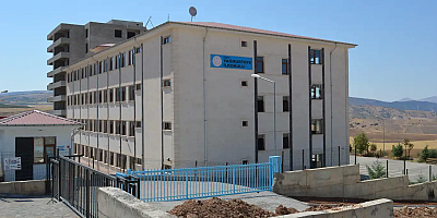 Konumu itibariyle zahmetli bir yerde olan okuldan öğrenci ve veliler şikayetçi