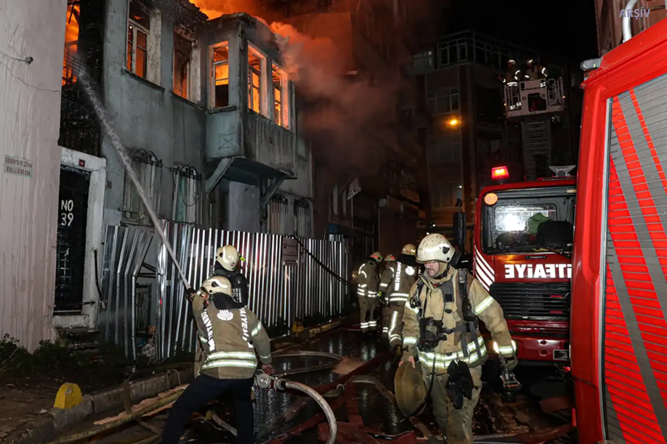 Konya'da 4 katlı binada yangın: 2 ölü