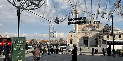 Konya Mevlana Meydanı ziyaretçiler akın akın geldi, esnafın yüzü güldü